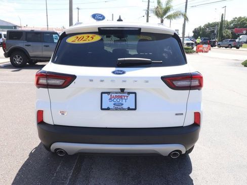 Certified 2025 Ford Escape SE FWD image 10