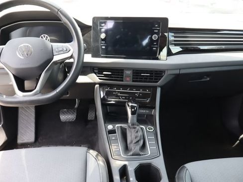 Used 2025 Volkswagen Jetta SE FWD image 8