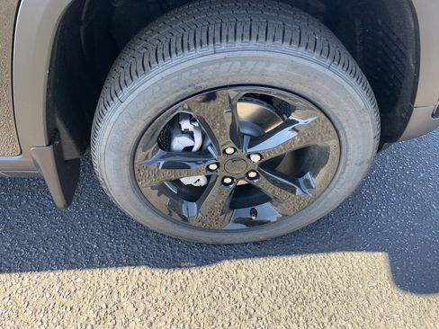 New 2025 Jeep Grand Cherokee Altitude image 11