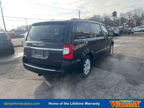 Used 2016 Chrysler Town & Country Touring image 5