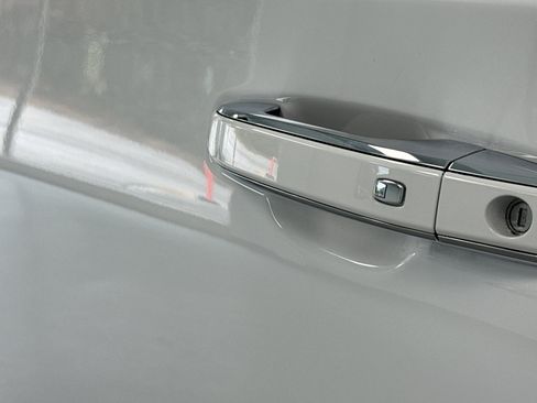 Used 2023 GMC Yukon XL SLT image 13