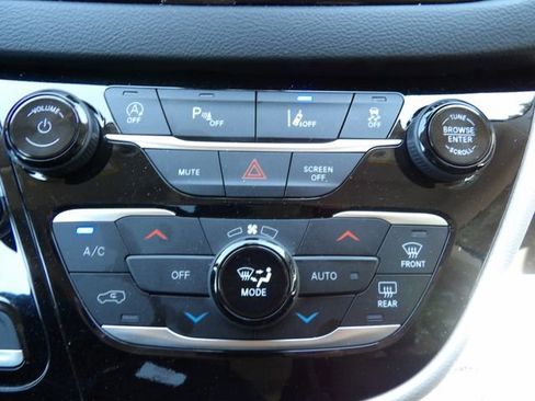 Used 2024 Chrysler Pacifica Touring-L FWD image 27