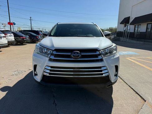 Used 2019 Toyota Highlander Limited Platinum image 2