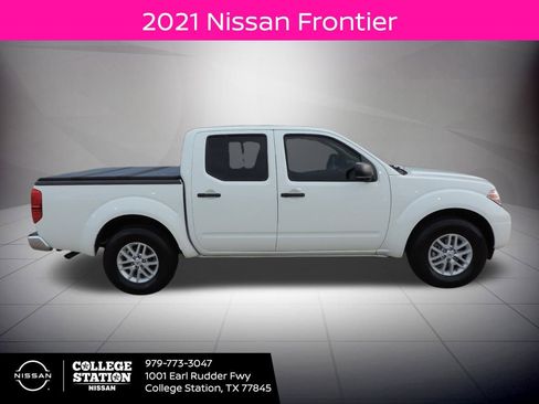 Used 2021 Nissan Frontier SV image 2