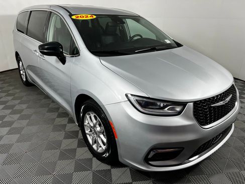 Used 2024 Chrysler Pacifica Touring-L image 3