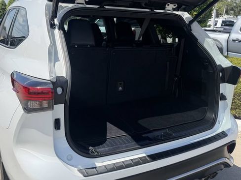 Used 2023 Toyota Highlander XSE FWD image 23