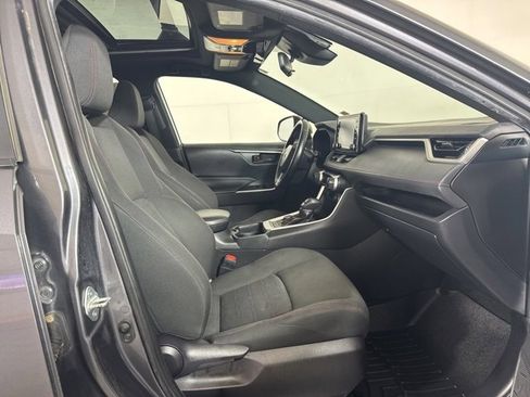 Used 2021 Toyota RAV4 SE image 4