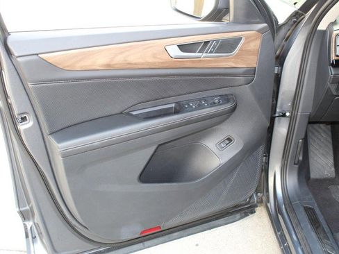 Used 2024 Volkswagen Atlas SE image 25