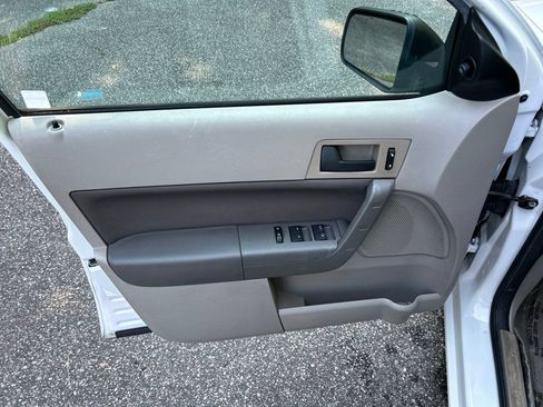 Used 2009 Ford Focus SE FWD image 12