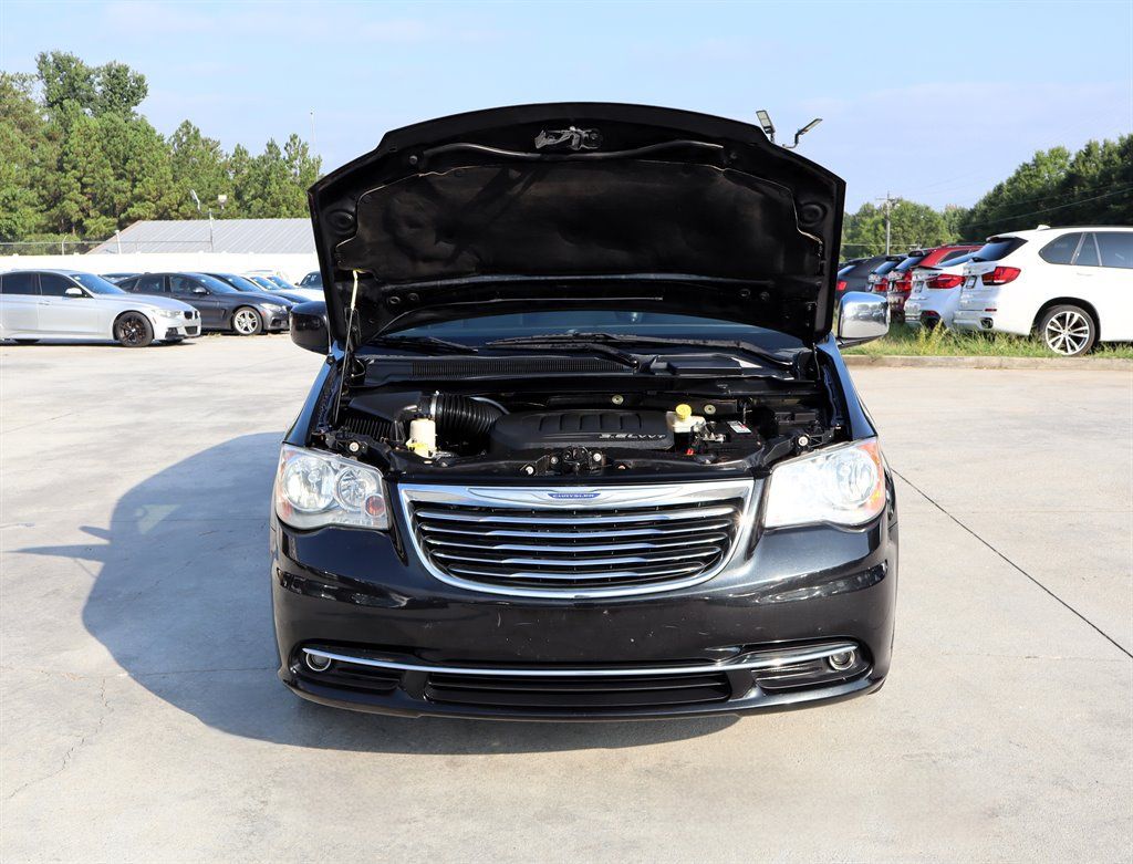 Used 2016 Chrysler Town & Country Touring FWD image 47