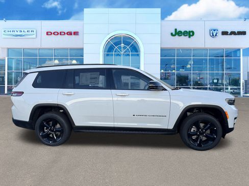 New 2025 Jeep Grand Cherokee L Altitude image 10