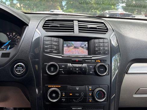 Used 2018 Ford Explorer XLT AWD/4WD image 17