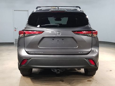 Used 2023 Toyota Highlander XLE AWD/4WD image 6