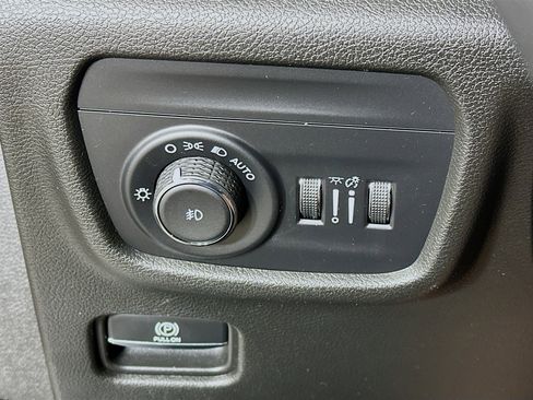 Used 2023 Jeep Grand Cherokee Limited image 17