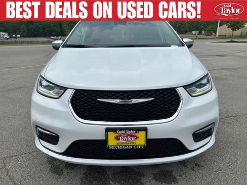 Used 2023 Chrysler Pacifica Limited w/ Uconnect Theater Family Group AWD/4WD image 9