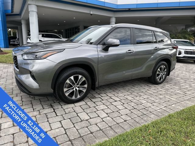 Used 2025 Toyota Highlander XLE FWD image 21