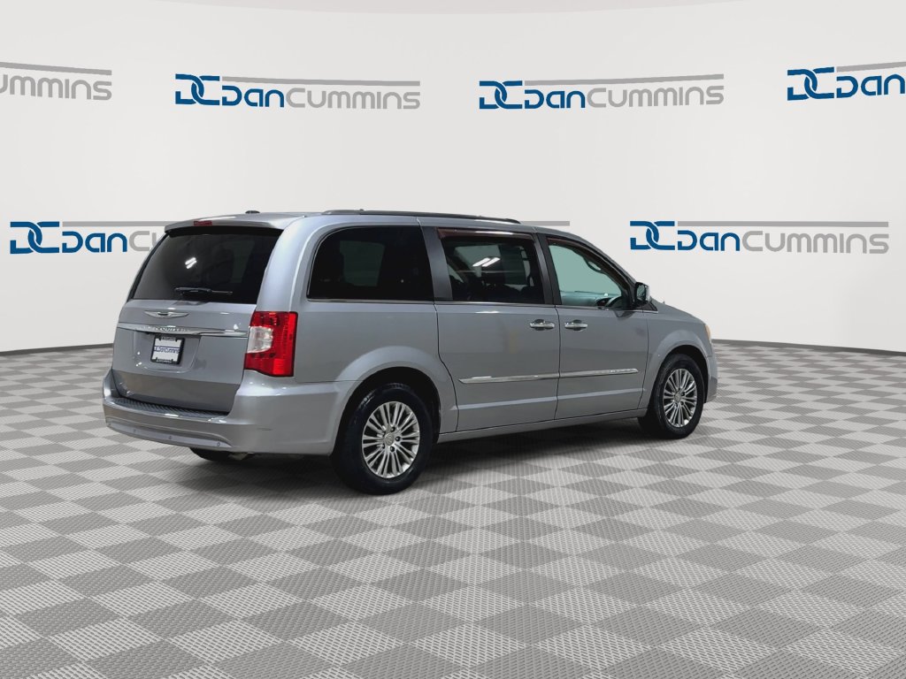 Used 2014 Chrysler Town & Country Touring-L w/ Driver Convenience Group FWD image 8