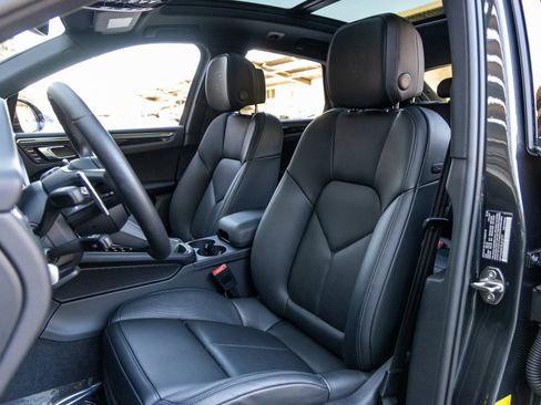 Certified 2025 Porsche Macan image 5