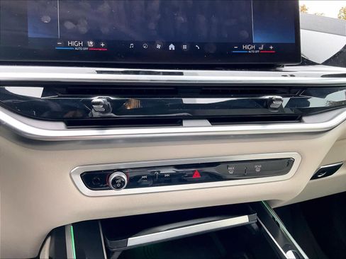 Used 2025 BMW X7 M60i AWD/4WD image 34