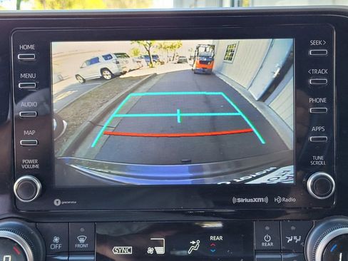 Used 2021 Toyota Highlander XLE AWD/4WD image 17