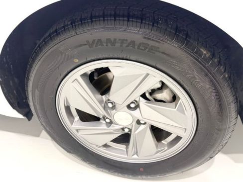 Used 2024 Hyundai Elantra SE FWD image 17