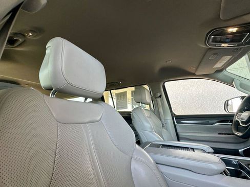 Used 2024 Jeep Wagoneer L Series II RWD image 18