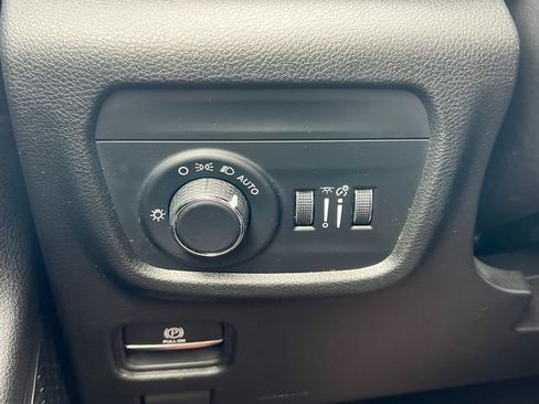 Used 2023 Jeep Grand Cherokee Laredo w/ Luxury Tech Group I AWD/4WD image 18