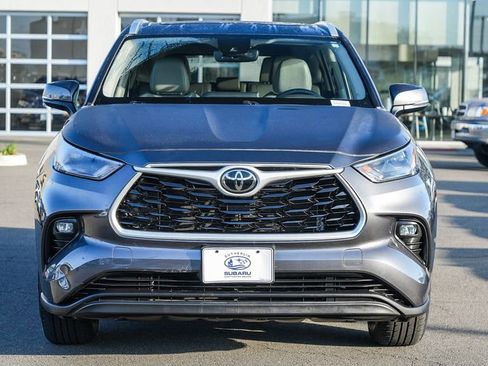 Used 2022 Toyota Highlander XLE image 2