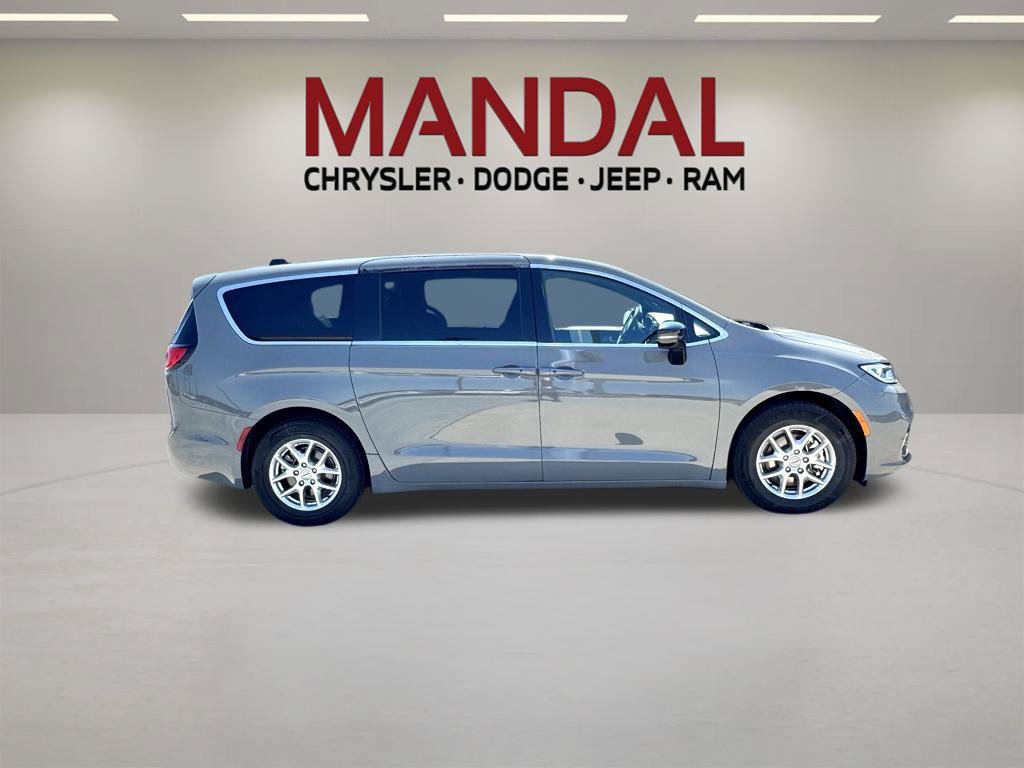 Used 2025 Chrysler Pacifica Select FWD image 4