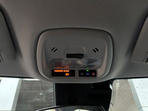 Used 2025 Chevrolet Trax LT w/ LT Convenience Package FWD image 16