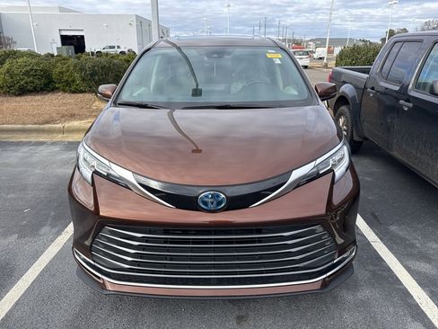 Certified 2024 Toyota Sienna Limited image 2