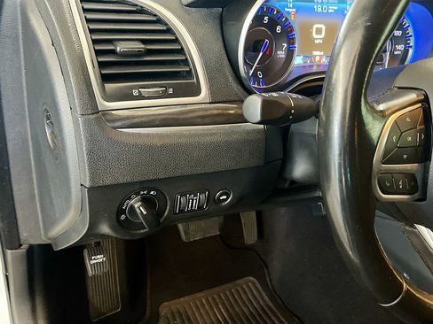 Used 2020 Chrysler 300 Touring w/ Sport Appearance Package image 10