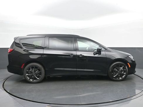 New 2026 Chrysler Pacifica Select w/ S Appearance Package image 6