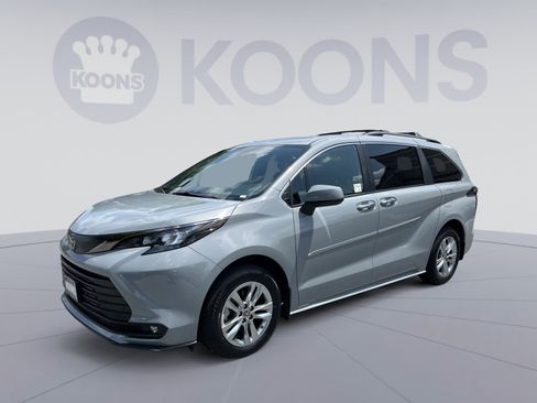 Used 2022 Toyota Sienna XLE Woodland Edition AWD/4WD image 1
