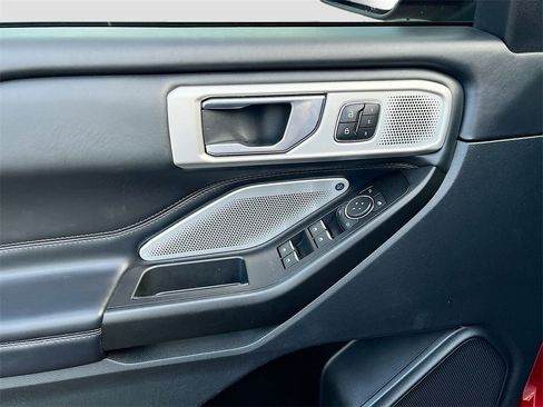 Used 2020 Ford Explorer Platinum w/ Premium Technology Package image 16