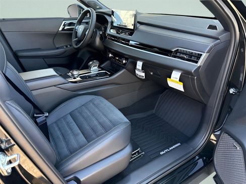 New 2026 Mitsubishi Outlander LE FWD image 25