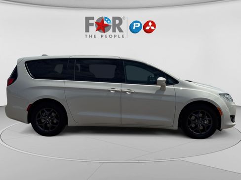 Used 2020 Chrysler Pacifica Touring w/ S Appearance Package FWD image 6