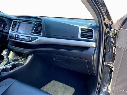 Used 2019 Toyota Highlander XLE AWD/4WD image 18