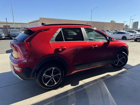 Used 2024 Kia Niro EX w/ EX Cold Weather Package image 4