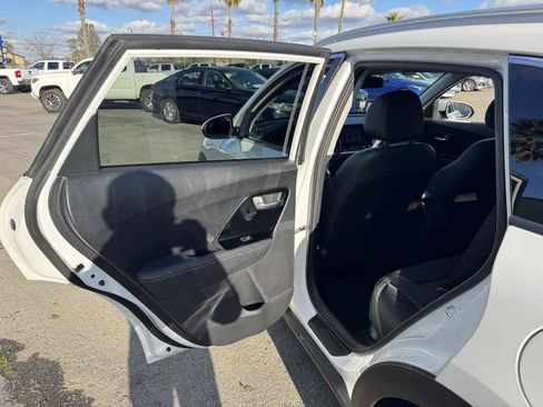 Used 2022 Kia Niro LXS image 18