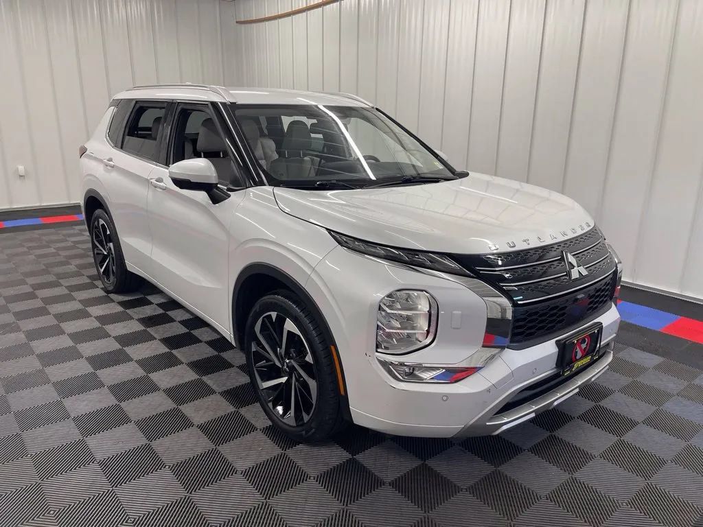 Used 2023 Mitsubishi Outlander SEL AWD/4WD image 2
