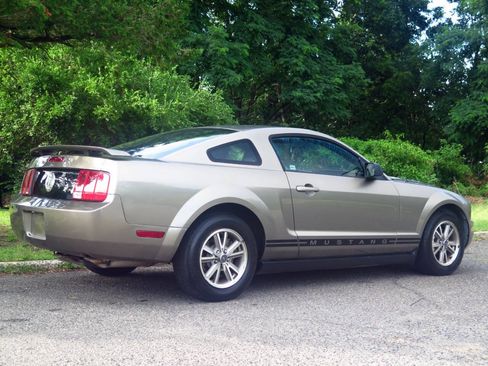 Used 2005 Ford Mustang Premium RWD image 4