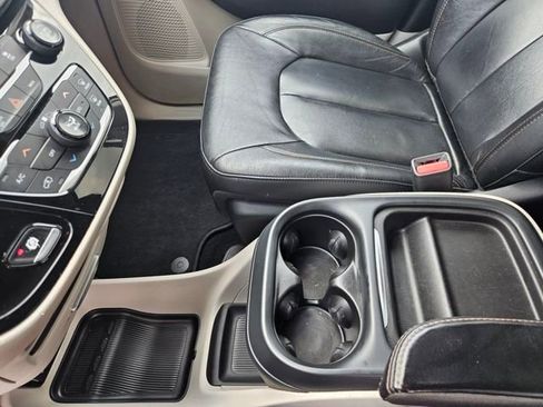 Used 2017 Chrysler Pacifica Touring-L image 27