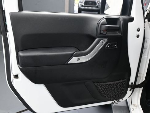 Used 2018 Jeep Wrangler Unlimited Sahara w/ Connectivity Group image 22