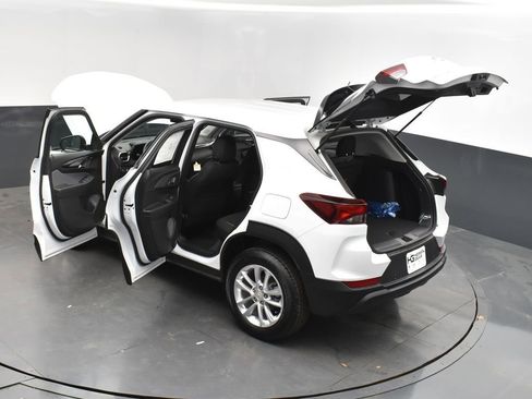 Used 2025 Chevrolet TrailBlazer LS w/ LS Convenience Package FWD image 2