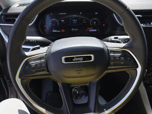 Used 2023 Jeep Grand Cherokee L Laredo image 8