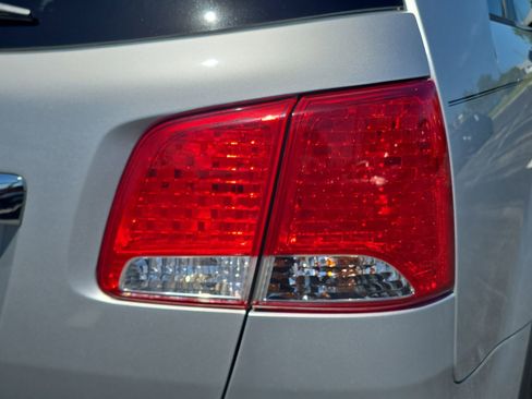 Used 2011 Kia Sorento 2WD w/ Convenience Pkg image 8