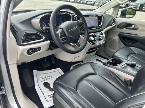 Used 2023 Chrysler Pacifica Touring-L FWD image 11