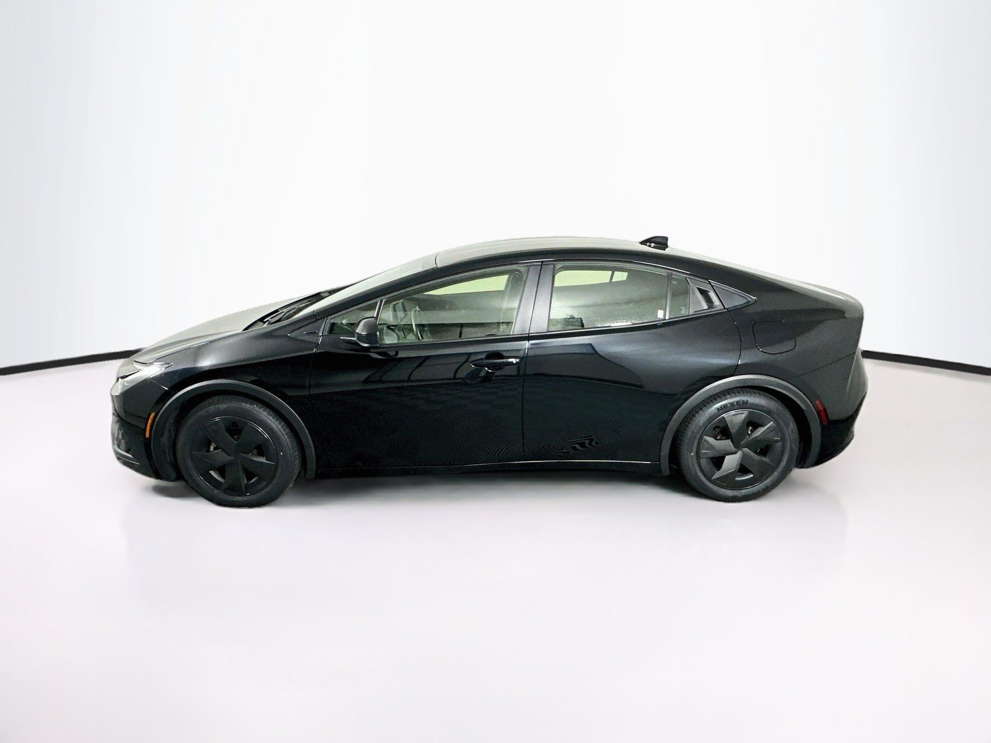 Used 2025 Toyota Prius LE FWD image 4