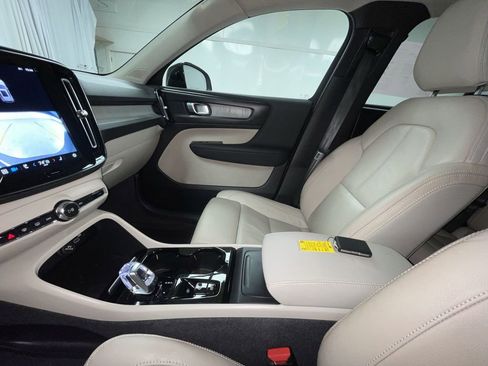 Used 2023 Volvo XC40 B5 Plus w/ Protection Package Premier image 4
